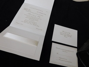 Cartes de mariage élégantes en blanc métallisé avec une finition haut de gamme, idéales pour les invitations de mariages de luxe et les célébrations mémorables. - Product Image 4