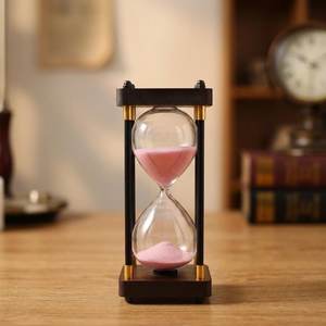 Sablier minimaliste en bois fait main avec cadre noir et accents dorés pour un chronométrage précis - Product Image 2