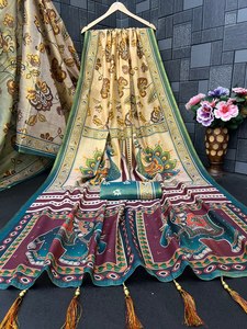 Un magnifique mélange de panneaux violet royal profond et de beige naturel, accentués par des nuances de vert sarcelle. - Product Image 6