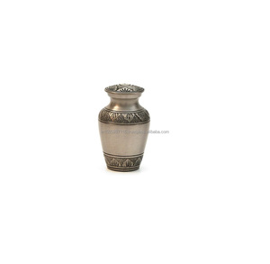 Urnes de crémation en aluminium élégant poli pour cendres humaines avec des éléments décoratifs idéaux pour les services commémoratifs et les expositions - Product Image 5