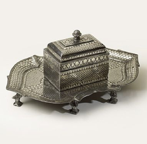 Boîte hexagonale en argent avec des sculptures florales complexes et des motifs d'oiseaux sur le couvercle. Disponible aux prix de gros. - Product Image 2