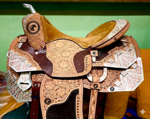 Silla de montar western de cuero hecha a mano con detalles plateados y grabado floral, equipo ecuestre premium - Product Image 3