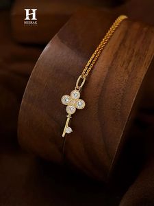 Pendentif élégant en forme de clé serti de diamants, collier en or 14 carats, bijoux fins minimalistes - Product Image 3