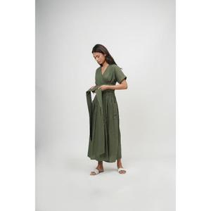 Robe longue en lin vert olive coupe trapèze avec col en V, manches courtes, ceinture à nouer et poches – Style simple et confortable pour femme, idéale pour l'été - Product Image 4