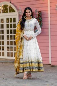 Ensemble de robe Anarkali brodée en faux georgette épaisse, coupe régulière, avec dupatta évasé, en matériaux recyclés, haute qualité, pour mariage et fête - Product Image 3