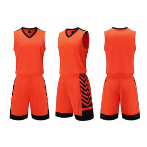 Ensemble d'uniformes de basketball personnalisés 100 % polyester respirant et à séchage rapide, nouveau style, fabriqué au Pakistan, haute qualité, en vente - Product Image 4
