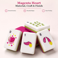 Jeu de tuiles de mahjong en acrylique magenta en forme de cœur avec motifs décoratifs sur le devant et dos colorés pour jeux de société et tables de mahjong à domicile