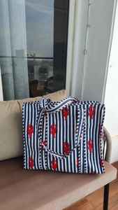 Bolso Tote de Algodón Acolchado Hecho a Mano en India |   Bolsa de tela reutilizable ecológica. Bolso tipo tote con estampado de langosta (con cremallera) - Product Image 3