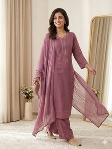 Traje de Fiesta de Lujo Mal Chanderi con Bordado de Lentejuelas y Trabajo de Relieve, y Dupatta de Organza Suave - Product Image 1
