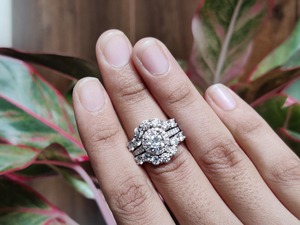 Bague de cocktail de luxe personnalisée en moissanite classique VVS, en argent sterling plaqué rhodium, pour femme - Product Image 1