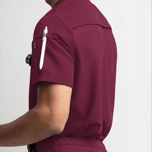 เสื้อสครับสีแดงเลือดหมูสำหรับผู้ชาย แขนสั้น มีกระเป๋าซิปและที่เก็บหูฟังแพทย์ ชุดยูนิฟอร์มโรงพยาบาล ผ้าทอผสมฝ้ายและโพลีเอสเตอร์ - Product Image 6