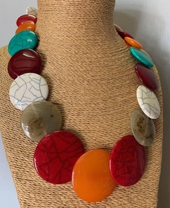 Collar de Cuentas de Resina Hecho a Mano con Colgante de la Paz, Joyería de Moda Linda para Mujer, Marca APEX ALIGN, para Fiestas y Ocasiones Especiales, Personalizado en Uttar Pradesh - Product Image 3