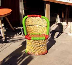 Chaise de jardin moderne en bambou tropical à pieds coniques, mobilier d'extérieur tressé, design artisanal durable, vert, rouge, écologique - Product Image 4