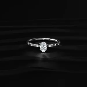 Bague de mariage en diamant taille ovale, look moderne, avec clarté VVS-VS certifiée IGI. Achetez directement auprès d'un fournisseur indien de confiance. - Product Image 1