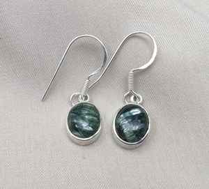 Boucles d'oreilles pendantes en argent sterling 925 plaqué or avec séraphinite, cristal de guérison vert naturel certifié IGI, idéales pour les cadeaux d'anniversaire ou de fête - Product Image 1