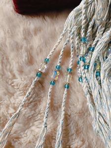 Elegante Juego de Rakhi Hecho a Mano con Cuentas Azules y Blancas y Detalles de Cristal para la Celebración de Raksha Bandhan - Product Image 2