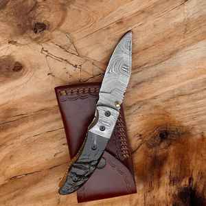 Cuchillo Plegable Hecho a Mano de Acero de Damasco de Grado Industrial con Mango de Cuerno de Ciervo, Empuñadura de Acero y Hoja de Punta Caída para Caza y Actividades al Aire Libre - Product Image 5