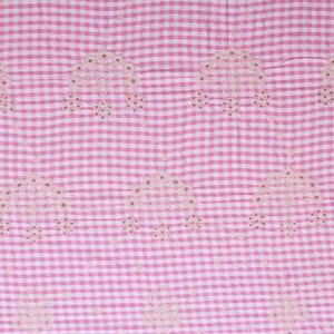 Tela de Algodón Estampada Transpirable en Cuadros Rosa y Blanco con Borde de Encaje Festoneado para Prendas de Mujer y Niña y Proyectos de Manualidades - Product Image 4