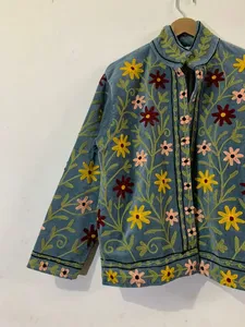 Chaqueta Bomber de Algodón Azul con Bordado Floral a Mano para Mujer, Bordado Tradicional Kashmiri Aari, Prenda Étnica de Invierno, Completamente Terminada - Product Image 3