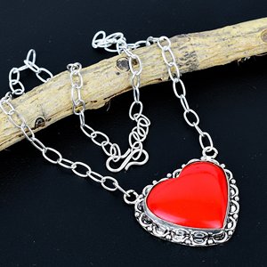 Collar con Colgante de Piedra Preciosa en Forma de Corazón Rojo: Joyería de Diseño Hecha a Mano en Plata de Ley 925 - Product Image 1