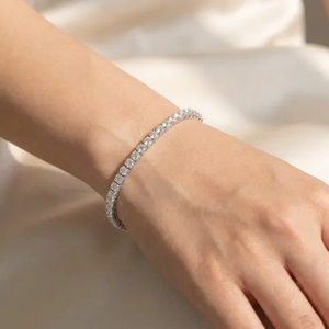 Bracelet tennis de luxe en moissanite VVS pour femme en argent sterling 925 avec un design classique à une seule rangée pour un usage quotidien - Product Image 1