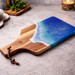 Tabla de servir ecológica de resina Blue Tide con mango de madera, apta para lavavajillas - Product Image 1