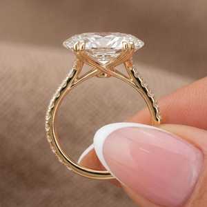 Anillo de Oro Sólido de 14K con Diamante Ovalado de 3.00CT Cultivado en Laboratorio y Diamantes Laterales de Corte Redondo, Joyería Fina para Mujer, Regalo Ideal para Fiestas y Eventos - Product Image 4