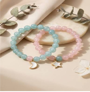 สร้อยข้อมือลูกปัดลายตาปีศาจสีชมพู ประดับด้วยแผ่นลูกปัดเม็ดเล็กซ้อนกันอย่างประณีตและมีลวดลายสวยงาม มีจำหน่ายในราคาขายส่ง - Product Image 4