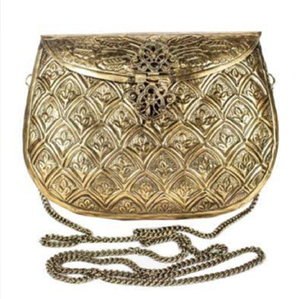 Bolso de mano vintage de latón dorado decorado con motivos de hojas festoneadas, cierre ornamental y correa de cadena, a precios de mayorista. - Product Image 1