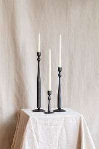 Acabado artesanal suave y detallado, que realza la auténtica belleza de la artesanía del metal forjado. - Product Image 5