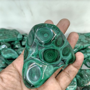 Tranche de cristal de malachite naturelle polie, dalle de pierre verte irrégulière, gemme décorative pour la maison, la méditation et la collection - Product Image 5