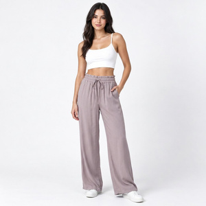 Pantalones deportivos personalizados para mujer, de felpa lavada, con apliques personalizados, cintura con cordón ajustable y tobillos acanalados - Product Image 4