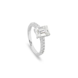 แหวนหมั้นเพชรโมอิสซาไนต์ทรงเอเมอรัลด์คุณภาพสูง เครื่องประดับเจ้าสาวสุดพิเศษสำหรับผู้หญิง มีจำหน่ายในราคาส่งออก - Product Image 1