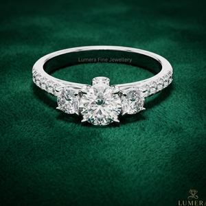 Anillo de Compromiso Lumera de Joyería Fina con Diamante Cultivado en Laboratorio, 45 Piedras, Bañado en Rodio, Diamantes Pavé Laterales, Clásico para Mujer, IGI - Product Image 1