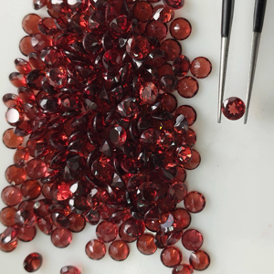 โกเมนสีแดงธรรมชาติ 4.5 มม. ทรงกลมเจียระไนแบบบริลเลียนท์ คุณภาพดีที่สุด พลอยเม็ดเดี่ยวสำหรับทำเครื่องประดับ - Product Image 1