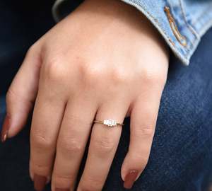 Anillo de compromiso de oro de 14k con diamante de corte esmeralda y engaste de puntas, estilo floral para mujer - Product Image 6