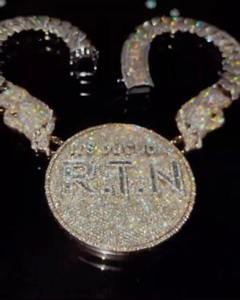 Pendentif médaillon circulaire personnalisable avec options de logo, numéro et lettre - Argent sterling 925, moissanite de luxe - Product Image 3