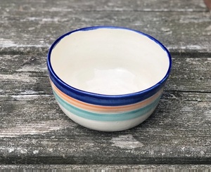 Bol à dessert en céramique contemporain avec des détails rayés vibrants et une finition brillante durable pour une présentation chic à table - Product Image 3