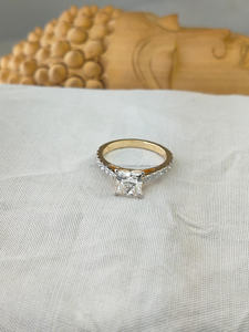 Elegante diamante talla princesa engastado en lujoso oro amarillo de 10K/14K/18K, flanqueado por deslumbrantes piedras laterales para un anillo sofisticado. - Product Image 2