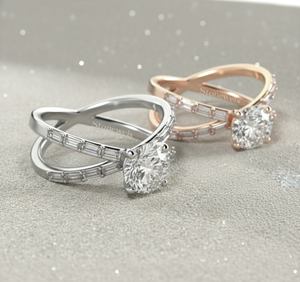 Bague de fiançailles Stonewels Blossom style vintage avec diamant de laboratoire, monture croisée à branches séparées et pierres latérales baguette en or 14K - Product Image 2