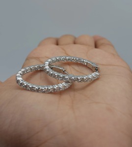 Boucles d'oreilles créoles Huggies en or massif 14K avec diamant de laboratoire de 4,20 carats, design audacieux et luxueux, pour fête, anniversaire, cadeau minimaliste - Product Image 1