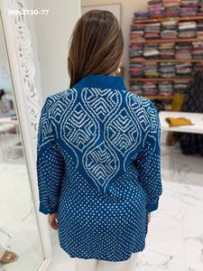Kurta court de qualité supérieure en soie fantaisie avec imprimé Bandhani, manches longues et col chemise, et pantalon Khadi blanc – Fournisseur indien - Product Image 3