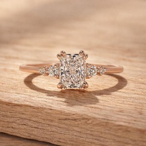 Wholesale 10K 14K 18K Solid Gold Radiant Cut Five Stone Lab Grown <b>Diamond</b> <b>Ring</b> Engagement <b>Ring</b> Prong Set Side Stone <b>Diamond</b> <b>Ring</b> - Product Image 1