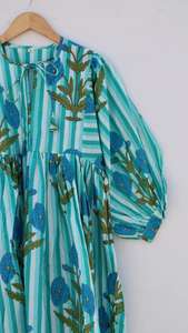 Vestido midi de gasa de algodón con estampado artesanal |   Estilo Boho con Cuello Profundo - Product Image 4