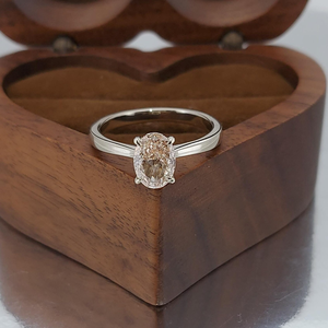 Anillo de Compromiso con Diamante Ovalado Cultivado en Laboratorio Certificado de 1 Quilate con Piedras Laterales Naturales D VVS2 Chapado en Oro de 18K Unisex - Product Image 1