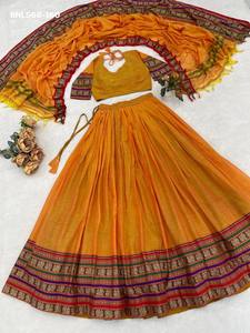 ชุดอินเดียคุณภาพสูงรุ่นล่าสุด ผ้าฝ้ายชานเดรี พร้อมงานทอ ชุดเลเฮนกา โจลี และผ้าคลุมไหล่ ชุดพื้นเมือง ผู้จัดจำหน่ายทั่วโลก - Product Image 3