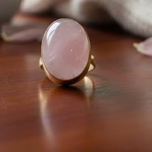 Anillo de Plata con Bisel de Cuarzo Rosa Natural, Engaste Alemán, Cuarzo Rosa, Anillo de Piedra Hecho a Mano, Gema Ovalada Rosa Natural - Product Image 1