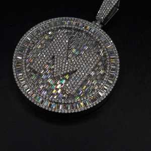 จี้ฮิปฮอปเงินแท้ 925 สั่งทำพิเศษ ประดับเพชรโมอิสซาไนต์ทรงบาแกตต์ ด้านหลังแบบตัน แข็งแรงทนทาน สวยหรู ระดับซุปเปอร์ไอซ์ ผ่านการทดสอบคุณสมบัติเพชร - Product Image 2