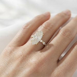 Bague pour femme en or jaune 18 carats avec diamant de laboratoire de 1,50 carat taille Moval, pierres latérales taille marquise et taille brillant, pour usage quotidien - Product Image 3