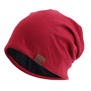 Gorro Unisex Rojo Sólido Estilo Slouchy con Parche de Cuero, Gorro de Invierno de Algodón - Product Image 1
